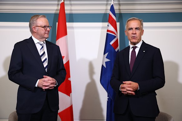 Premier Anthony Albanese met premier van Canada Mark Carney op de Global Progress Action Summit in Central Hall in Londen.