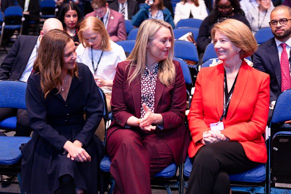 Victoria Starmer, echtgenote van de Britse premier, met de verloofde Jodie Haydon van Anthony Albanese en voormalig premier Julia Gillard op de UK Labour Annual Conference in Liverpool.