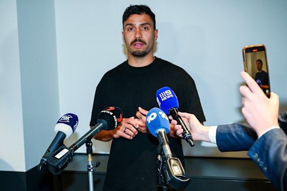 Izak Rankine sprak dinsdagavond op Adelaide Airport nadat hij was geschorst voor het gebruik van een homofobe smeerslur
