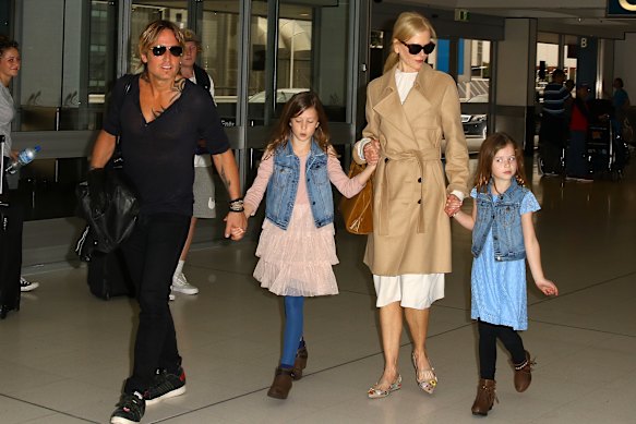 Nicole Kidman en Keith Urban komen aan op Sydney Airport met hun dochters zondag Rose en Faith Margaret.