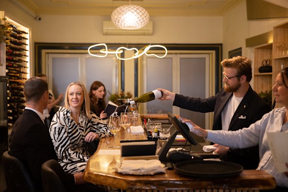 De foyer van een Art Deco -theater in Rosebud is omgezet in een restaurant.