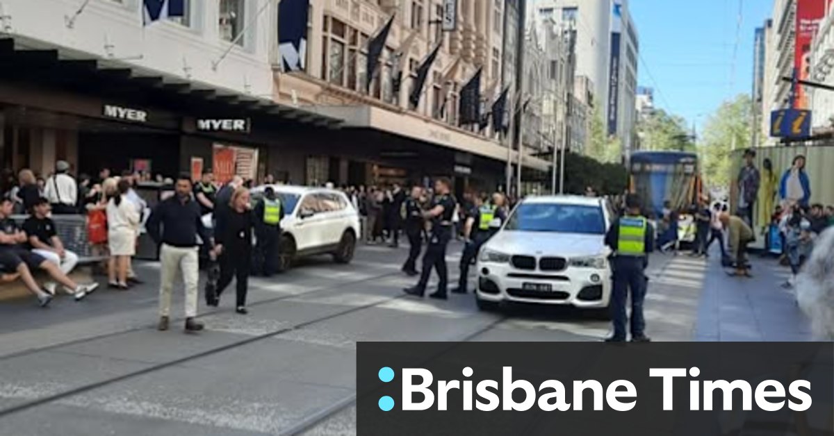 Bourke Street Mall Police Chase eindigt in meerdere arrestaties; Vrouw meegenomen naar het ziekenhuis na Chase door Melbourne