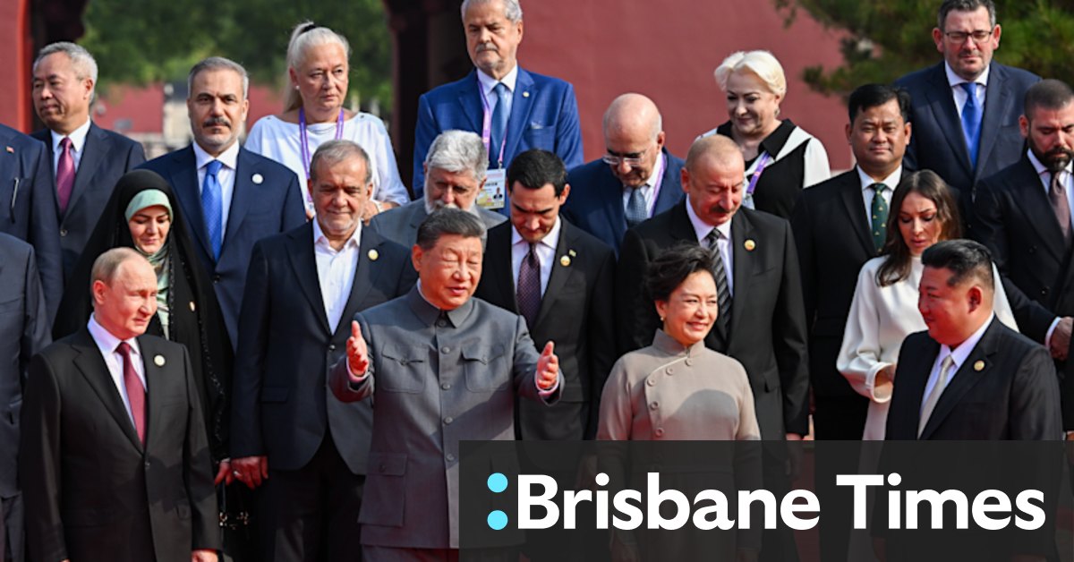 Voormalig Victoriaanse premier poseert naast Xi Jinping, Vladimir Poetin en Kim Jong-Un