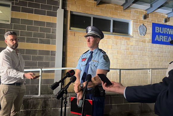 NSW Police waarnemend hoofdinspecteur Stephen Parry spreekt zondagavond buiten het politiebureau van Burwood om een ​​update te geven over de schietpartij in Croydon Park.