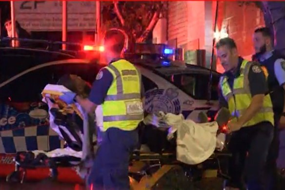 Een man wordt weggehaald van het toneel na het schieten van Croydon Park.