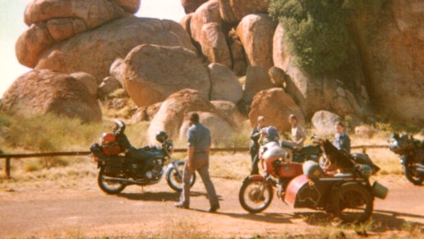 Een van de laatste foto's gemaakt van het trio, bij Devils Marbles, dagen voordat ze naar verluidt werden vermoord.