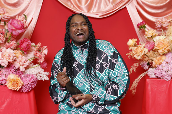 Baker Boy, afgebeeld tijdens de ARIA's in 2022, met de ARIA-prijs voor album van het jaar voor Gela.