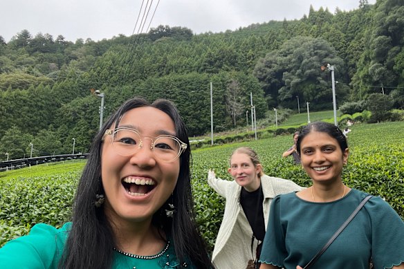 Mijn vrienden en ik bezochten Tanaka's boerderij in de stad Wazuka in Kyoto om meer te leren over hoe onze favoriete thee wordt geproduceerd.