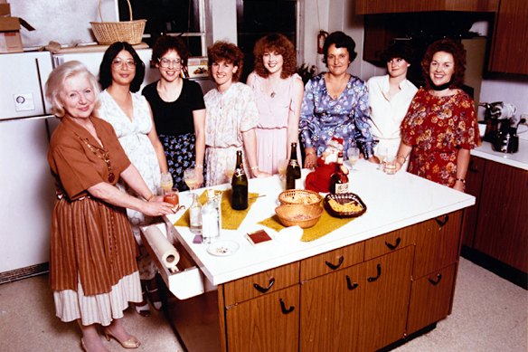Agnes Lee (tweede van links) in haar eerste jaar, 1978, in de testkeuken van de Australian Women's Weekly. Uiterst links staat voedselredacteur Ellen Sinclair afgebeeld.