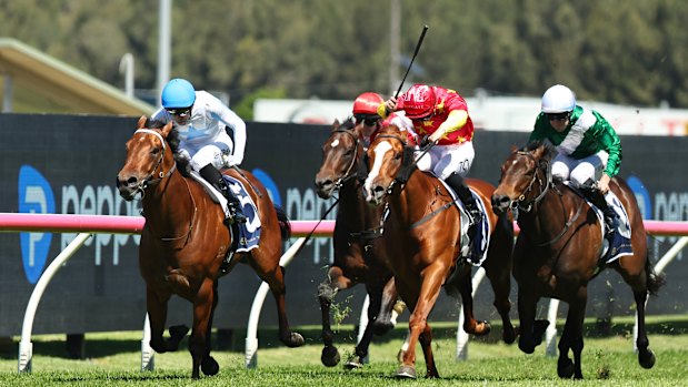 Ashley Morgan rijdt Hidden Motive naar de overwinning.