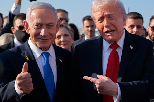 Netanyahu en Trump op het vliegveld toen Trump Israël verliet naar Egypte nadat hij het Israëlische parlement had toegesproken.
