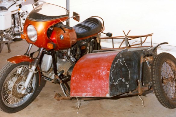 De rode motorfiets bestuurd door Tim Thomson.