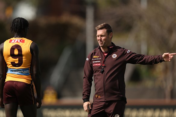 Als een foto kon praten: Changkuoth Jiath en Hawks-coach Sam Mitchell.