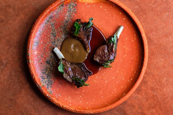 Een gerecht van kangoeroe en maitake-paddenstoel.