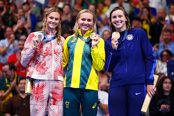 Gouden medaillewinnaar Ariarne Titmus, midden, staat naast zilveren medaillewinnaar Summer McIntosh en bronzen medaillewinnaar Katie Ledecky.