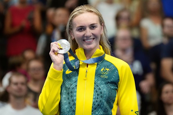 De Australische Ariarne Titmus poseert met haar zilveren medaille op de 800 meter vrije slag in Parijs 2024.