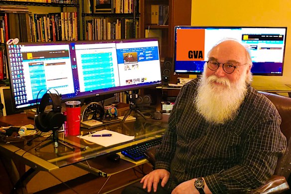 Mark Bryant achter zijn computer.