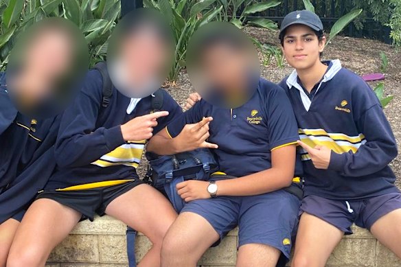 Dhillon met vrienden op school vóór het incident.