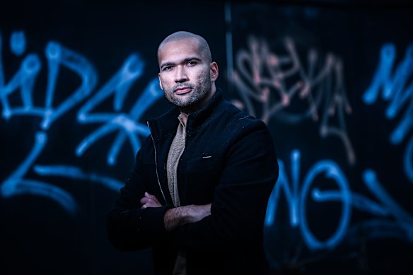 Navin Dhillon, die programma's voor misdaadpreventie leidt, zegt dat de acute hulpdiensten in het Westen over hun maximale capaciteit beschikken.