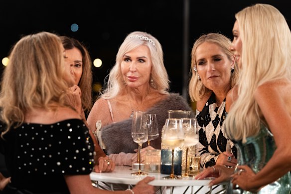 Het is verfrissend om te zien dat vrouwen ouder dan 50 worden afgeschilderd als iets anders dan verzorgers, maar de show voelt nog steeds ouderwets aan.