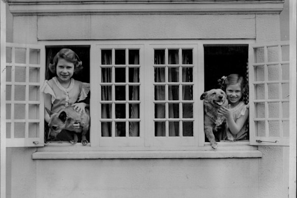 De toenmalige prinses Elizabeth met prinses Margaret in Royal Lodge in 1936.