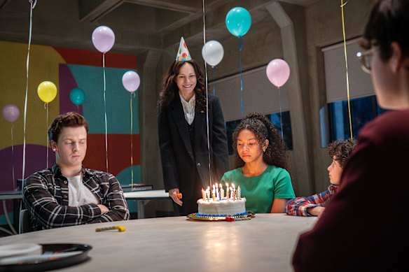 Fionn Laird (links), Mary Louise Parker en Simone Miller in The Institute.