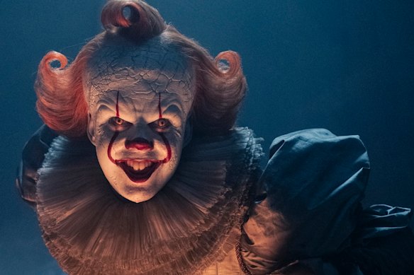 Bill Skarsgard als Pennywise de clown in It: Welcome to Derry.