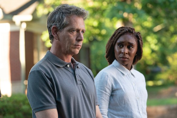 Ben Mendelsohn en Cynthia Erivo in The Outsider.