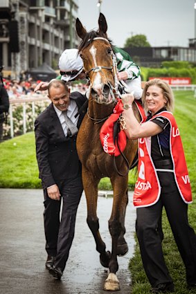 Het winnende paard, Via Sistina, met trainer Chris Waller.