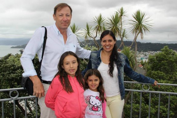 Stephen Playford met zijn vrouw Maria en kinderen Juliette en Sidney.