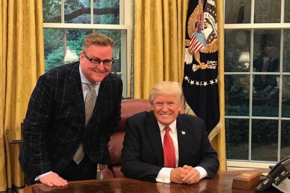 Dylan Howard in het Oval Office in 2017 met Donald Trump tijdens Trumps eerste termijn als president.