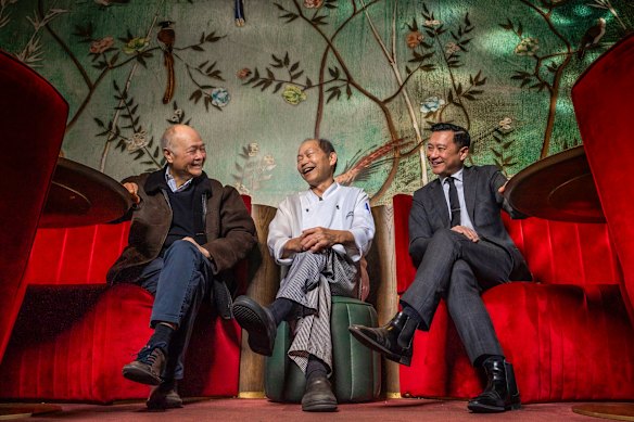 Gilbert Lau AM, chef-kok Anthony Lui en huidige algemeen directeur van Flower Drum, Jason Lui.