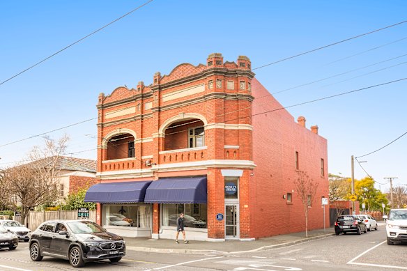 556-558 Glenferrie Road, Meidoorn.