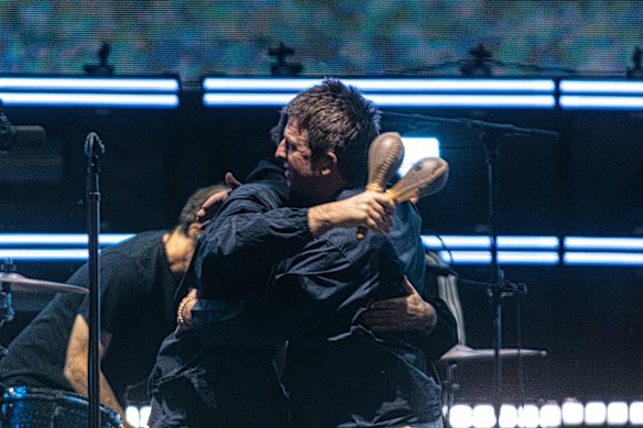 Liam Gallagher (links) en Noel Gallagher van Oasis omhelzen elkaar tijdens de openingsavond van de Live '25 Tour van de Engelse rockband in het Marvel Stadium Stadium op 31 oktober 2025 in Melbourne, Australië. Foto door Richard Clifford