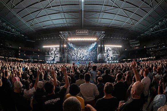 Noel Gallagher van Oasis treedt op op het podium tijdens de openingsavond van de Live '25 Tour van de Engelse rockband in het Marvel Stadium Stadium op 31 oktober 2025 in Melbourne, Australië. Foto door Richard Clifford