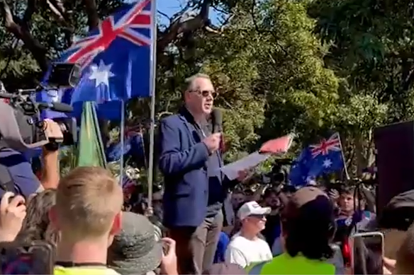 Stephen McInerney spreekt tijdens een March for Australia-bijeenkomst in Sydney.
