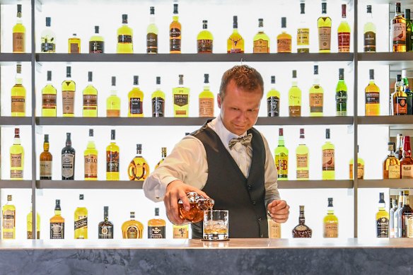 Whisky aan de bar op Scenic Eclipse.