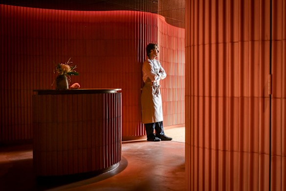 Chef-kok Hugh Allen bij de met terracotta tegels omzoomde ingang van Yiaga, zijn eerste solo-restaurant.