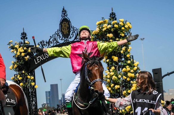 Jockey Robbie Dolan mikt op opeenvolgende Melbourne Cups na winst op Knight's Choice.