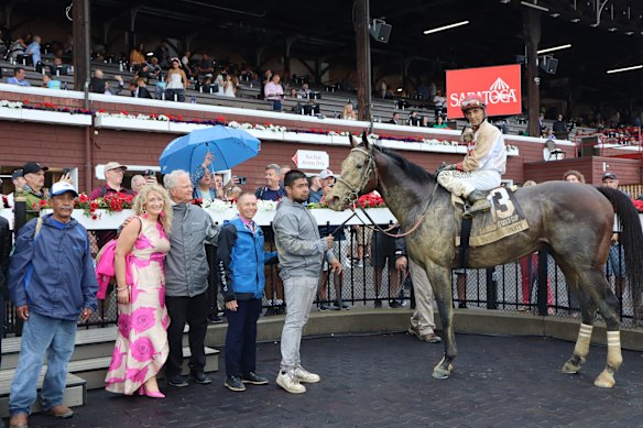 Een met modder bespatte Parchment Party na het winnen van de Belmont Gold Cup in de VS.