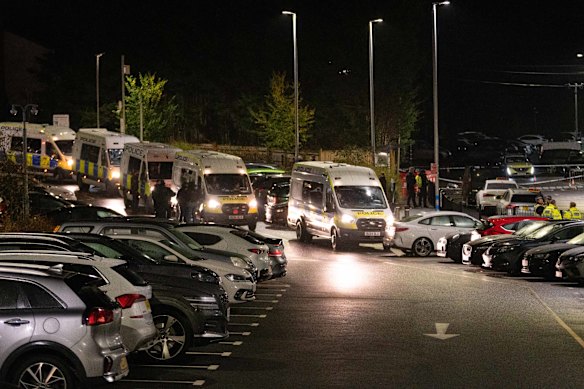 Hulpvoertuigen staan ter plaatse in de rij.