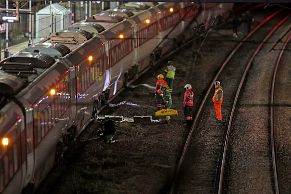Hulpverleners op het spoor van het treinstation van Huntingdon in Cambridgeshire na de steekaanval.