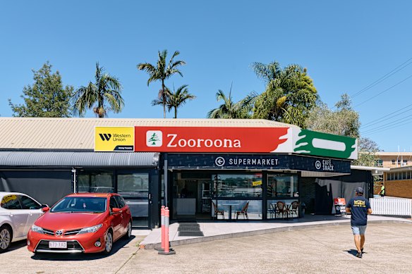 Zooroona ligt tussen een bescheiden verzameling winkels in Underwood.