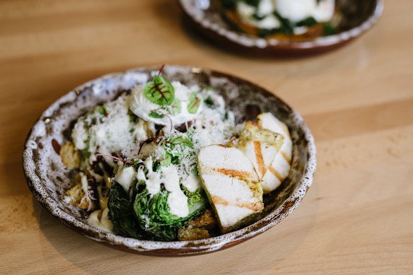 Gegrilde baby gem caesarsalade met knapperige prosciutto en zacht gepocheerd ei.