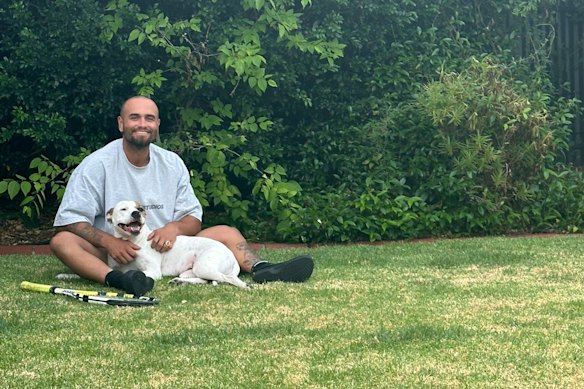 Jake Weatherald met zijn hond Ivy.