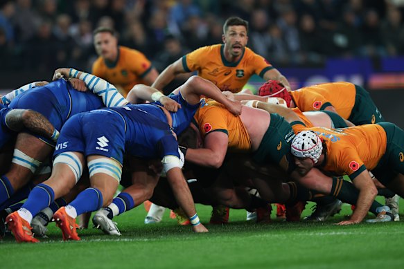 Jake Gordon achter de scrum van de Wallabies.
