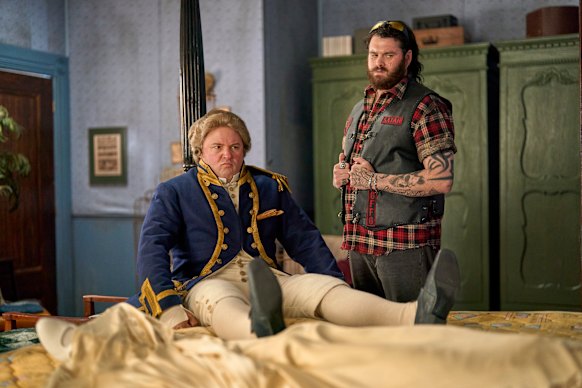 Brent Hill als Gideon en Jackson Tozer als Satan in Ghosts Australia.