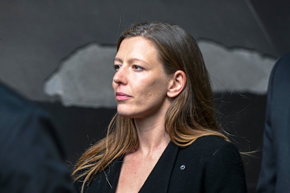 Sewells verloofde Rebecca Konstantinou verlaat het Hooggerechtshof.