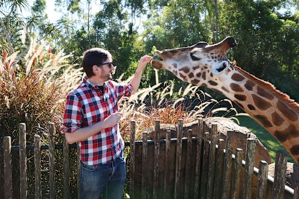 De schrijver ontmoet een giraffe voor het ontbijt.