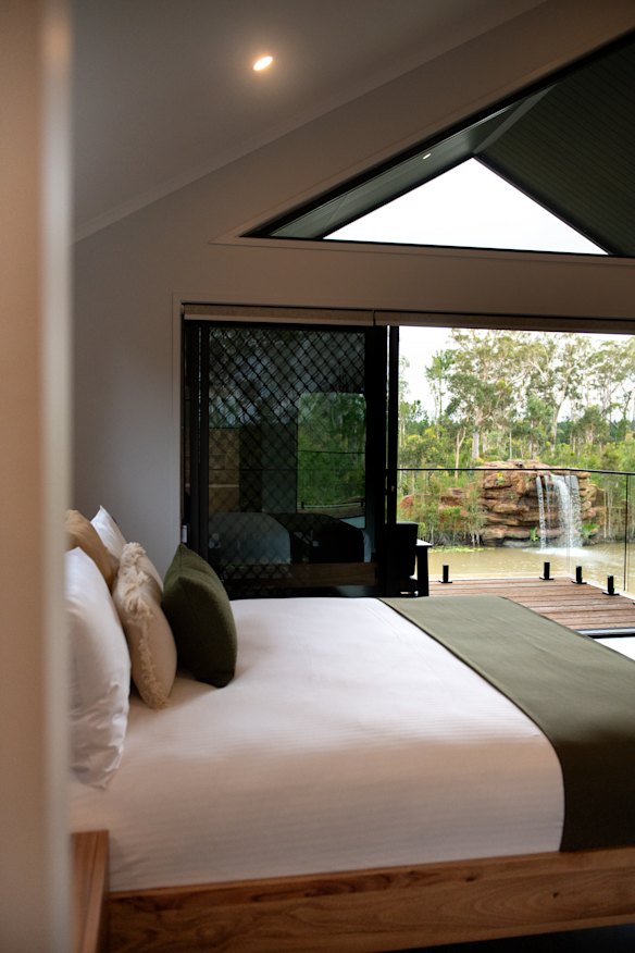 Een slaapkamer boven in de cabine.